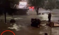 Sarıyer'de göle dönen caddede akıntıya kapılmamak için yüzdü