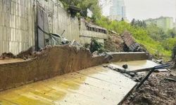 Sarıyer'de sel sularının istinat duvarlarını yıkıp siteye dolduğu anlar kamerada