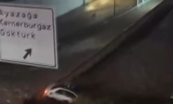 Sarıyer'de selde sürüklenen otomobil, bariyerde durdu