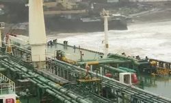 Sarıyer'de sürüklenen tanker karaya oturdu