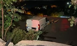 Sarıyer'de yokuşta kayan hafif ticari araç evin çatısına uçtu: 1 yaralı