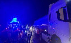 Sel çalışmalarına giden greyder ile otomobil çarpıştı 4 yaralı