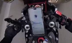 Şerit değiştiren araçtan motosikletiyle kaçarken başka otomobile çarptı