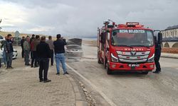 Seyir halindeyken alev alan otomobil kullanılamaz hale geldi