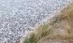 Siirt'te sağanak ve dolu hayatı olumsuz etkiledi, binaya yıldırım isabet etti