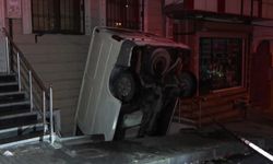 Şişli'de minibüs bina boşluğuna düştü: 1 yaralı