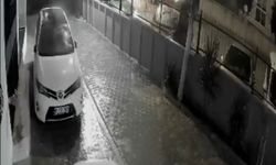 Sokak ortasında havai fişek patlattılar; balkon ve araçlara zarar verdiler