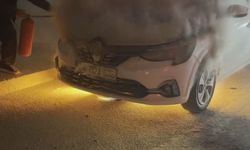 Sultangazi'de seyir halindeki otomobil alev alev yandı