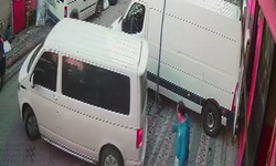 Sultangazi'de yük asansöründen malzemeler düştü; kaldırımdakiler son anda kurtuldu