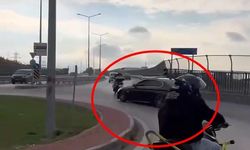 Sürücünün drift attığı otomobilin motosiklete çarptığı kaza kask kamerasında