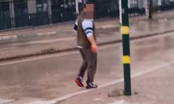 Sürücüyle tartışan yaya, özel halk otobüsünün camını yumrukla kırdı