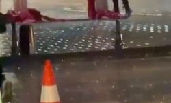 Taksim Meydanı'nda yere düşen Türk bayrağını polis kaldırdı