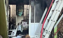 Tamamen yanan evden tek başına kurtuldu