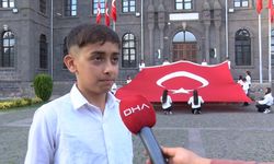 Tarihi İçkale'de 54 metrekarelik Türk bayrağıyla Cumhuriyet coşkusu