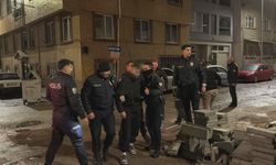 Tartıştığı kişiyi sokakta kovalayıp pompalı tüfekle vurarak öldürdü; o anlar kamerada