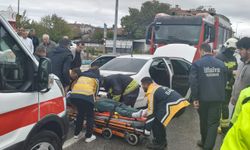 Tekirdağ'da iki otomobil kavşakta çarpıştı; 1 yaralı