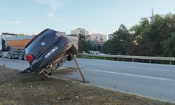 TIR ile çarpışan otomobil devrildi, sürücüsü yaralandı