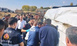 TIR'la yolcu minibüsü çarpıştı; 1'i ağır, 11 yaralı