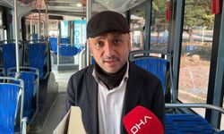 Toplu taşıma aracında yazdığı kitabını trambüste imzaladı