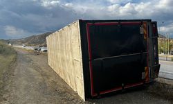 Tosya D100'de kamyon yan yattı: 2 yaralı