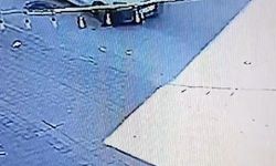Trafikte önünü kestiği hafif ticari aracı çaldı; o anlar kamerada