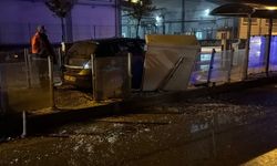 Tramvay durağına dalan otomobilin sürücüsü yaralandı