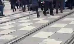 Tramvayın çarptığı 2 yaya yaralandı