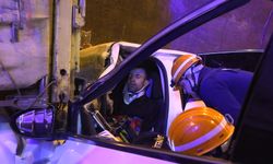 Tünelde TIR'a çarpan otomobilde sıkışan sürücüyü yaralı babası yalnız bırakmadı