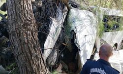 Tur otobüsüyle minibüs çarpışıp, uçuruma yuvarlandı; 2 ölü, 9 yaralı
