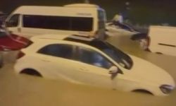 Ümraniye'de yağış nedeniyle araçlar mahsur kaldı