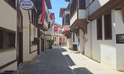 UNESCO 'Yaşayan İnsan Hazinesi' ödüllü Mehmet Gürsoy: Çini göz musıkisidir; notaları ise laleler ve güllerdir