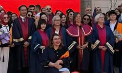 Üniversiteyi dereceyle bitiren serebral palsili Duru'nun hayali akademisyen olmak