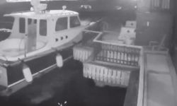 Üsküdar'da yolcu vapuru yalıya çarptı