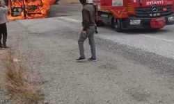 Van'da seyir halindeyken alev alan kamyonet yandı