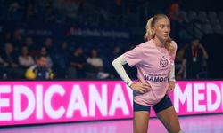 Voleybol maçında meme kanseri farkındalığı için erken tanı çağrısı