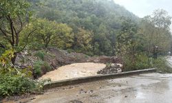 Yalova'da sağanak nedeniyle sel sularında mahsur kalan bekçi kepçeyle kurtarıldı (4)