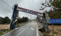 Yalova'da sağanak nedeniyle sel sularında mahsur kalan bekçi kepçeyle kurtarıldı