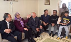 Yalova'da sağanakta tıkanan mazgalı temizleyen kişiyi, Vali Usta ziyaret etti