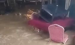 Yalova'da sel suları vatandaşı ve aracı sürükledi
