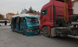 Yolcu minibüsü ile hafriyat kamyonu çarpıştı: 10 yaralı