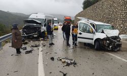 Yolcu minibüsüyle hafif ticari araç kafa kafaya çarpıştı: 1 ölü, 10 yaralı