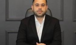 Yön tabelasının direğine çarpan otomobilin sürücüsü öldü