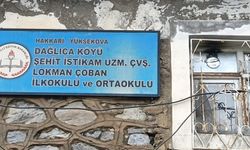 Yüksekova'da okuldaki yangında köylüler, gönderdeki Türk bayrağını indirip muhafaza altına aldı