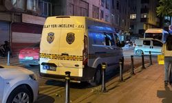 Zeytinburnu'nda iki grup arasında silahlı kavga; binalara ve iş yerine mermi isabet etti