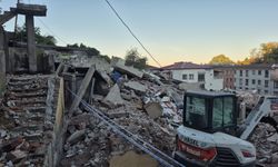 Zonguldak'ta çöken 3 katlı evin çevresindeki 7 bina tahliye edildi