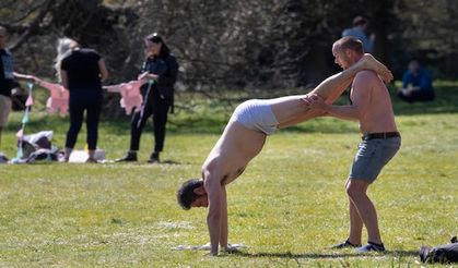 İngiltere'de yasağa rağmen halk parklara, Koronavirüs fotoğrafları