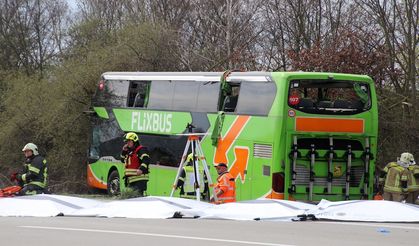 Leipzig şehrinde otoyolda yolcu otobüsü devrildi, 1 ölü var