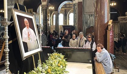 İngiltere'de Katolikler, Papa için kiliselere akın etti
