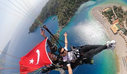 Türk bayraklarıyla Fethiye'de öğrencilerden yamaç paraşütü
