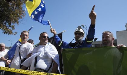 Bosna Hersek'te madenciler düzenli maaş talebiyle başkentte gösteri yaptı